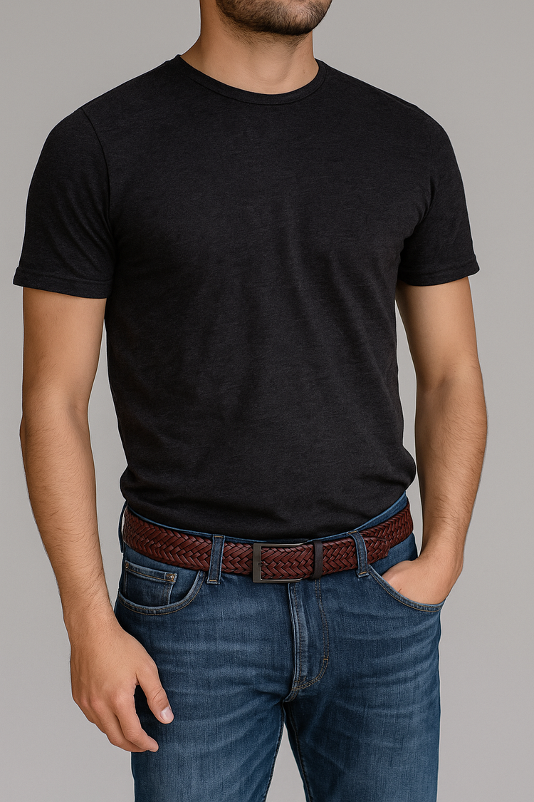 Hombre llevando un cinturon en cuero ZUHA color cafe