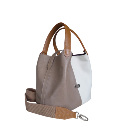 Bolso en cuero taupe y talco visto de lado