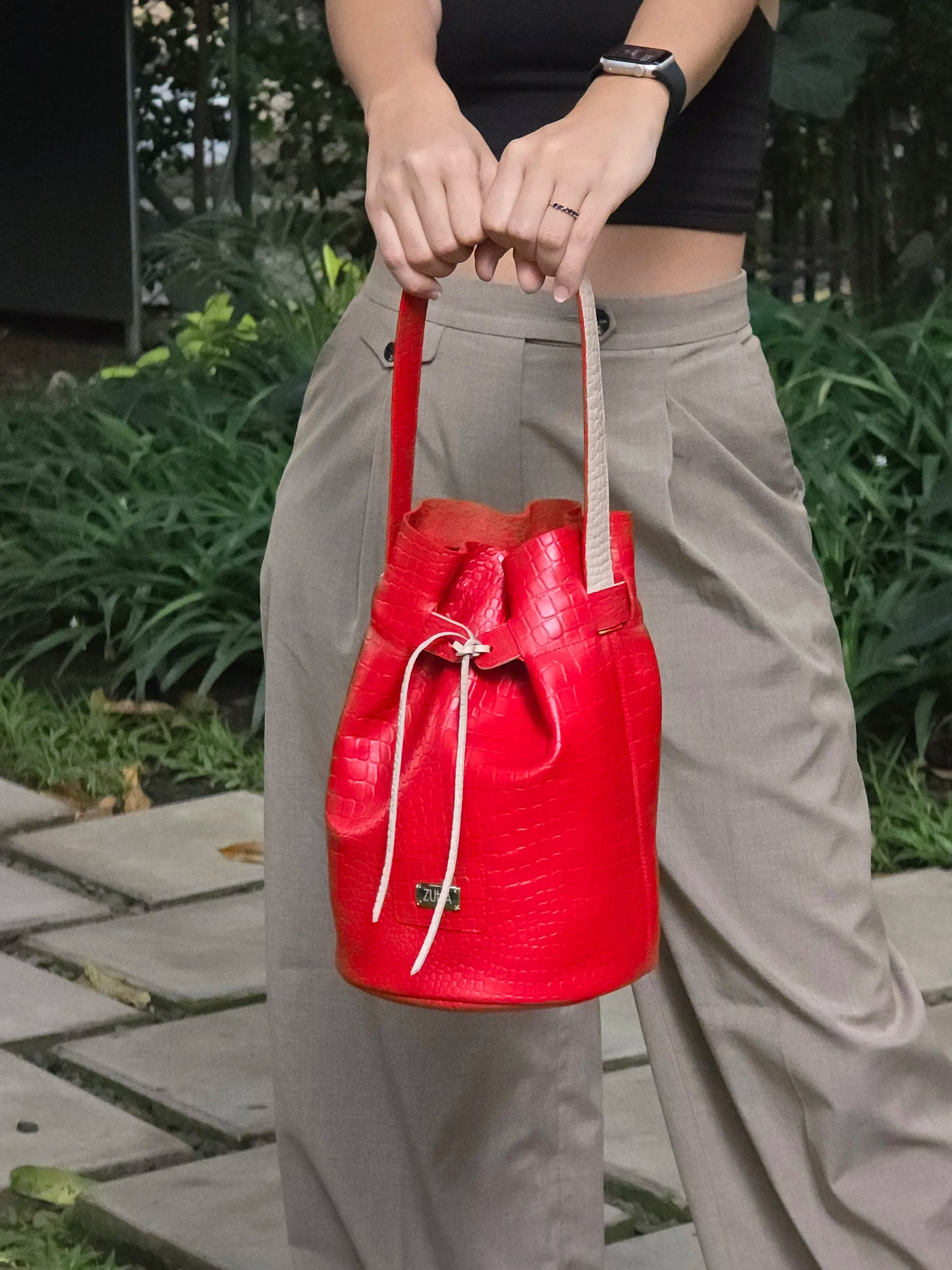 Mujer con bolso en cuero color rojo