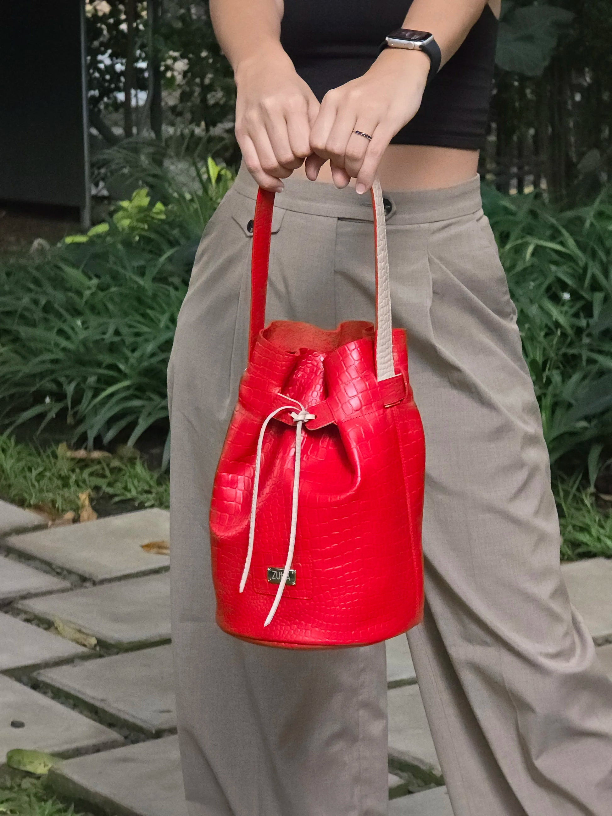 Mujer con bolso en cuero color rojo
