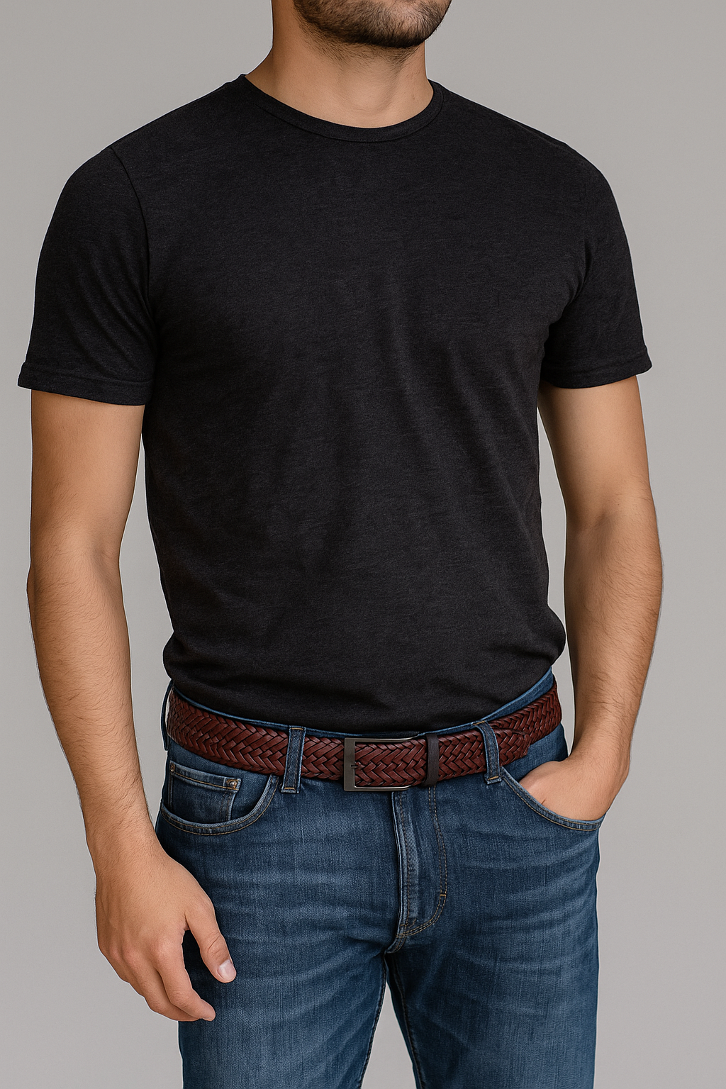 Hombre con cinturon trenzado marca ZUHA en cuero marron