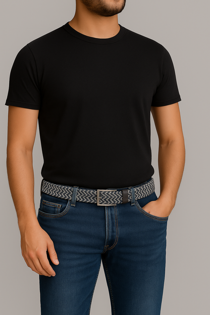 Hombre con cinturon trenzado en reata marca ZUHA azul oscuro con Kaki